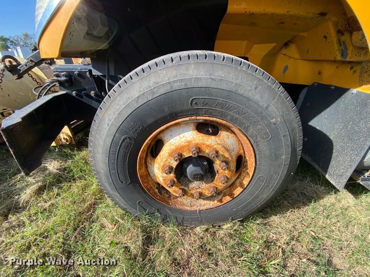 image for item HE9876 2006 International 7400  spreader truck