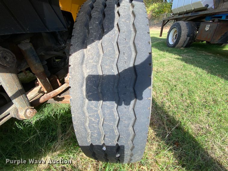 image for item HE9876 2006 International 7400  spreader truck