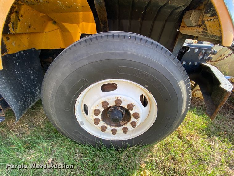 image for item HE9876 2006 International 7400  spreader truck