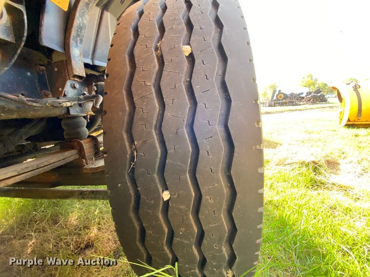 image for item HE9876 2006 International 7400  spreader truck