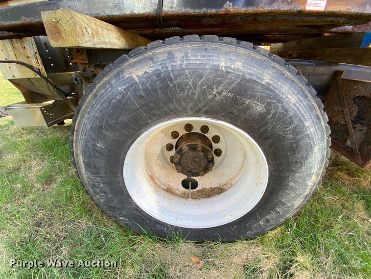 image for item HE9876 2006 International 7400  spreader truck