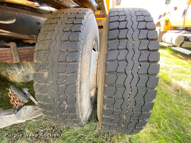 image for item HE9876 2006 International 7400  spreader truck