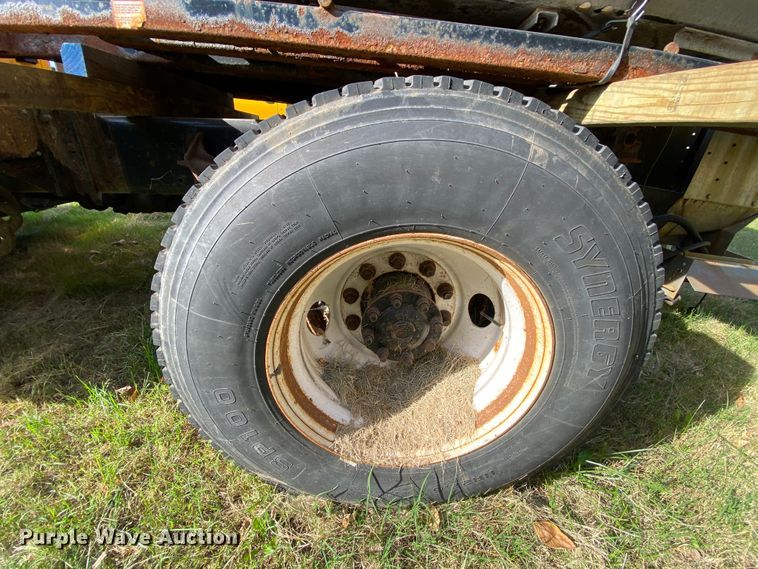 image for item HE9876 2006 International 7400  spreader truck