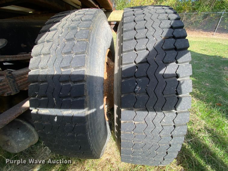 image for item HE9876 2006 International 7400  spreader truck