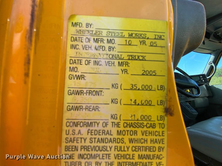 image for item HE9876 2006 International 7400  spreader truck