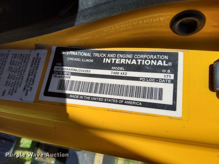 image for item HE9876 2006 International 7400  spreader truck