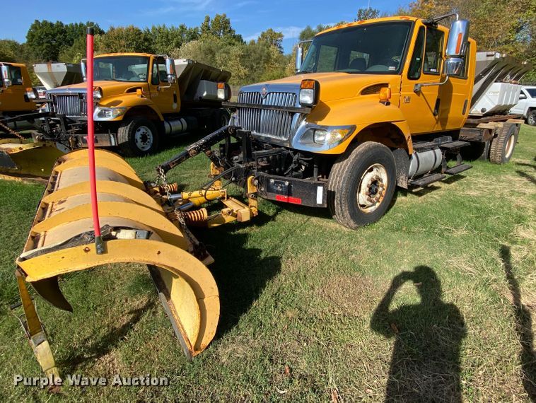 image for item HE9877 2006 International 7400  Crew Cab spreader truck