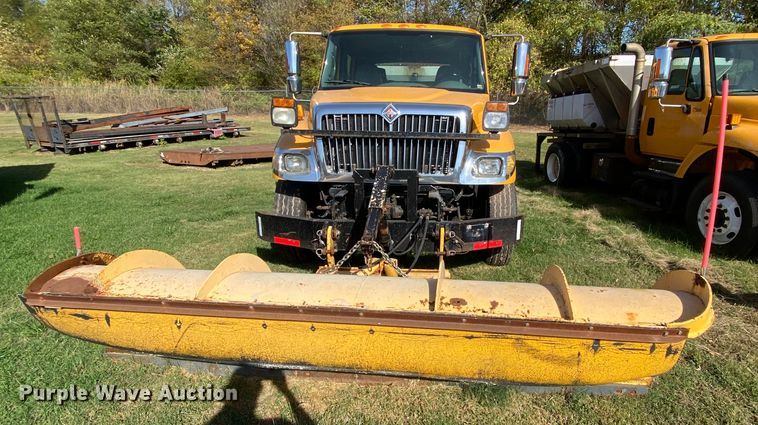 image for item HE9877 2006 International 7400  Crew Cab spreader truck