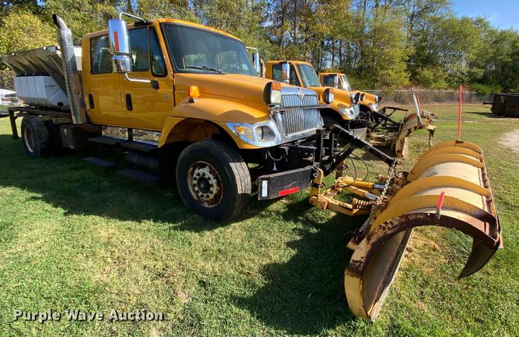 image for item HE9877 2006 International 7400  Crew Cab spreader truck