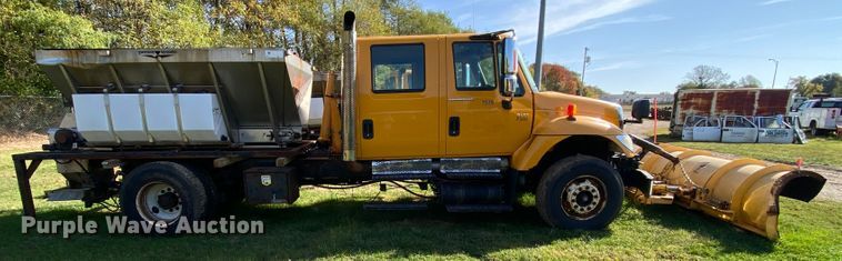 image for item HE9877 2006 International 7400  Crew Cab spreader truck