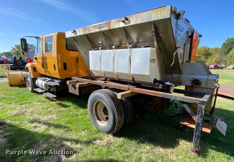 image for item HE9877 2006 International 7400  Crew Cab spreader truck