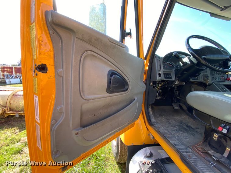 image for item HE9877 2006 International 7400  Crew Cab spreader truck