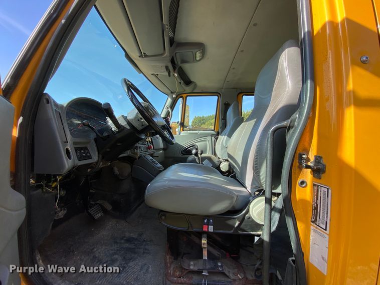 image for item HE9877 2006 International 7400  Crew Cab spreader truck