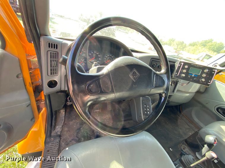 image for item HE9877 2006 International 7400  Crew Cab spreader truck