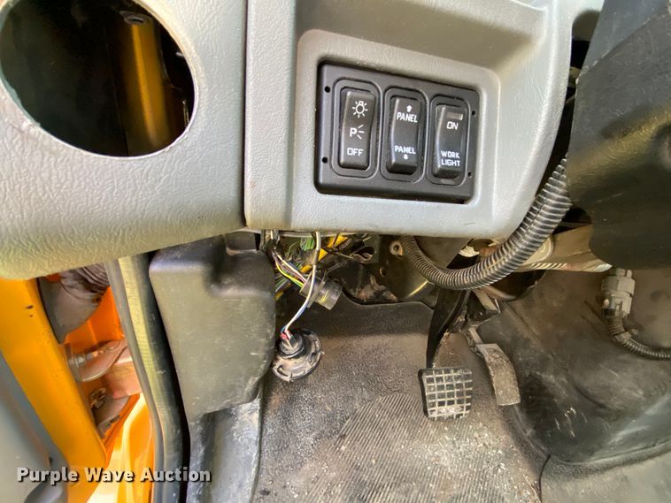 image for item HE9877 2006 International 7400  Crew Cab spreader truck