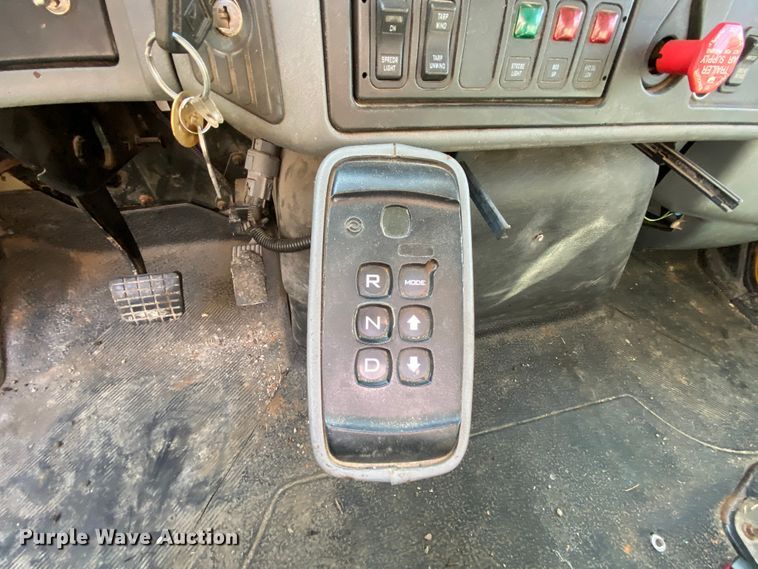 image for item HE9877 2006 International 7400  Crew Cab spreader truck