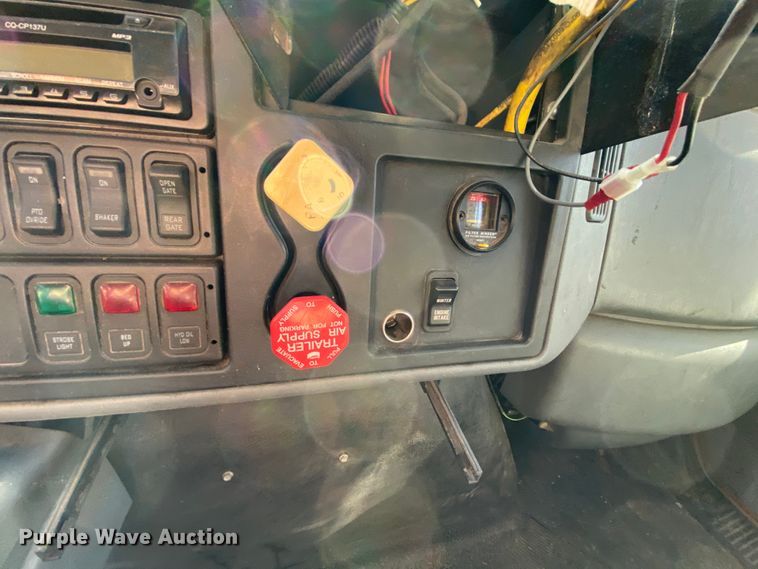 image for item HE9877 2006 International 7400  Crew Cab spreader truck