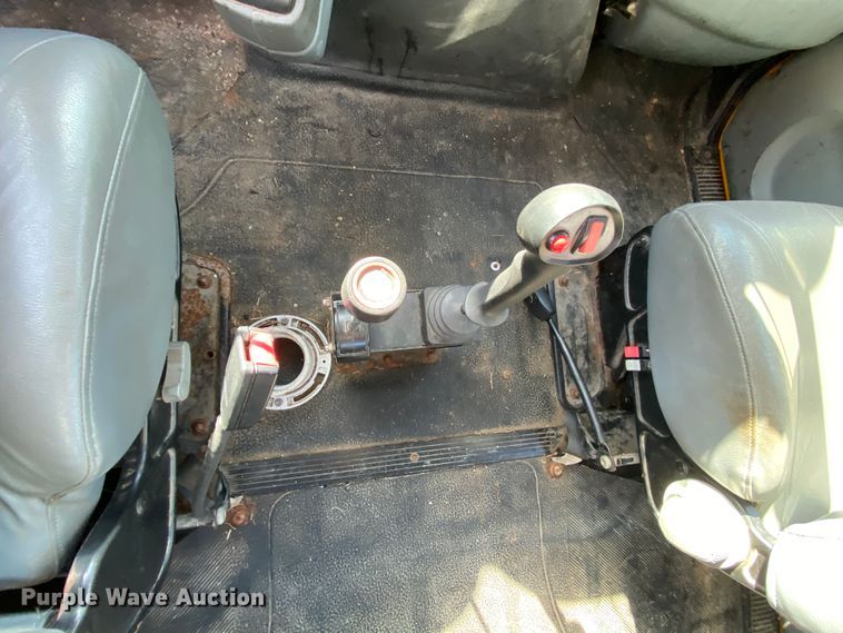 image for item HE9877 2006 International 7400  Crew Cab spreader truck