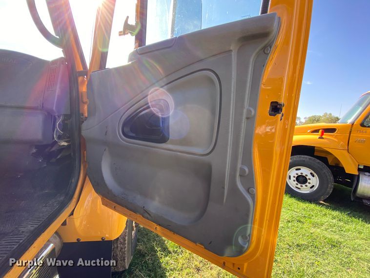 image for item HE9877 2006 International 7400  Crew Cab spreader truck