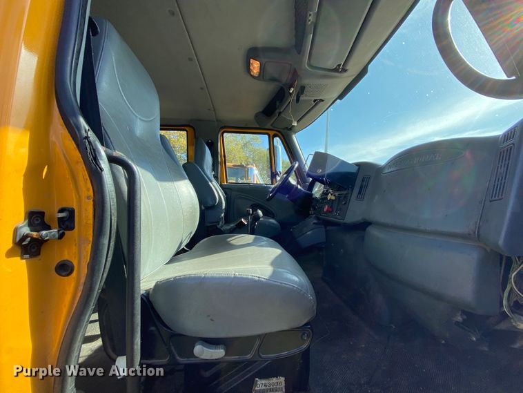 image for item HE9877 2006 International 7400  Crew Cab spreader truck