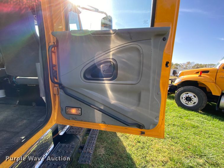 image for item HE9877 2006 International 7400  Crew Cab spreader truck