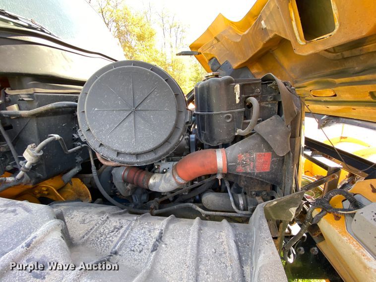 image for item HE9877 2006 International 7400  Crew Cab spreader truck