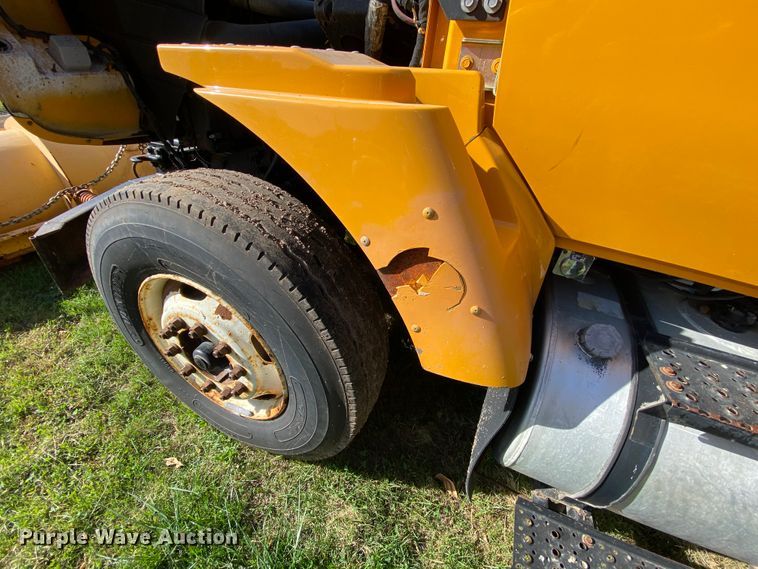 image for item HE9877 2006 International 7400  Crew Cab spreader truck