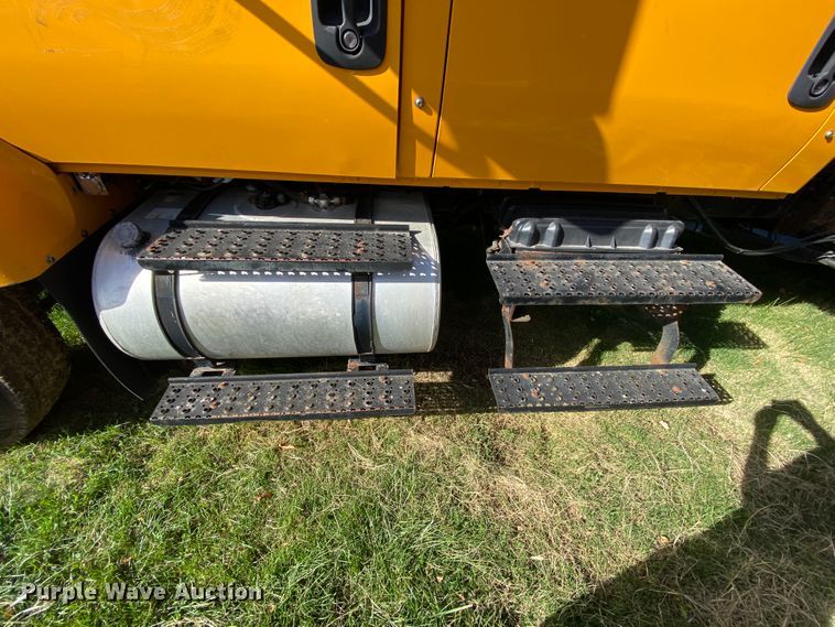 image for item HE9877 2006 International 7400  Crew Cab spreader truck