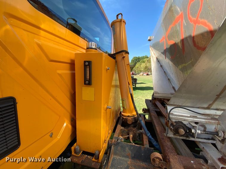 image for item HE9877 2006 International 7400  Crew Cab spreader truck