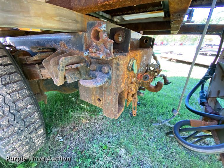 image for item HE9877 2006 International 7400  Crew Cab spreader truck