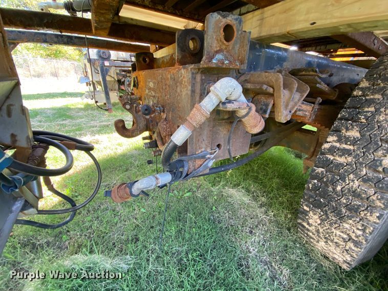 image for item HE9877 2006 International 7400  Crew Cab spreader truck