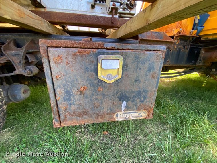 image for item HE9877 2006 International 7400  Crew Cab spreader truck