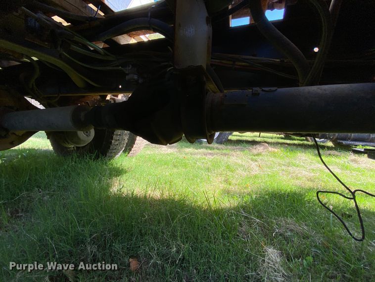 image for item HE9877 2006 International 7400  Crew Cab spreader truck