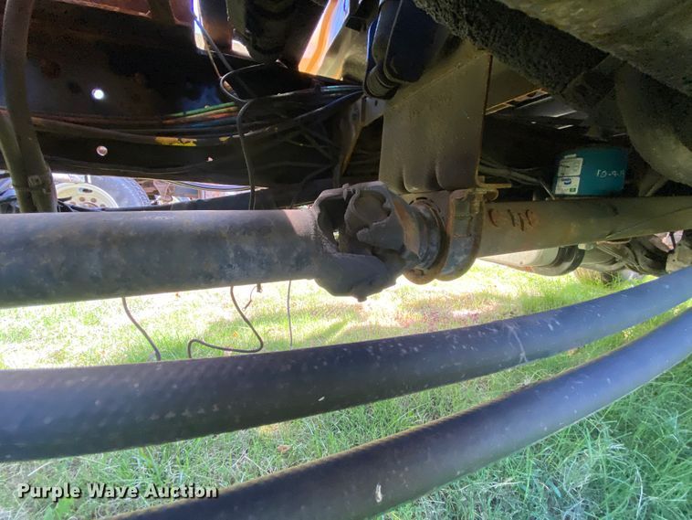 image for item HE9877 2006 International 7400  Crew Cab spreader truck