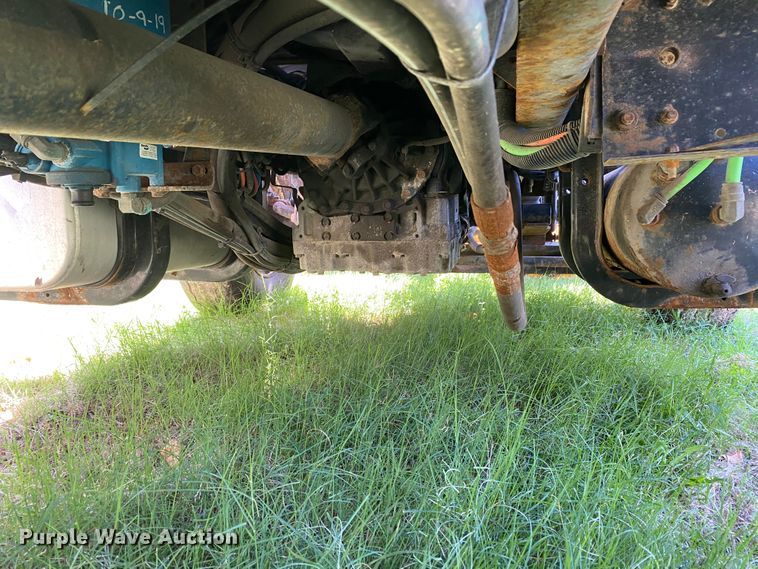 image for item HE9877 2006 International 7400  Crew Cab spreader truck