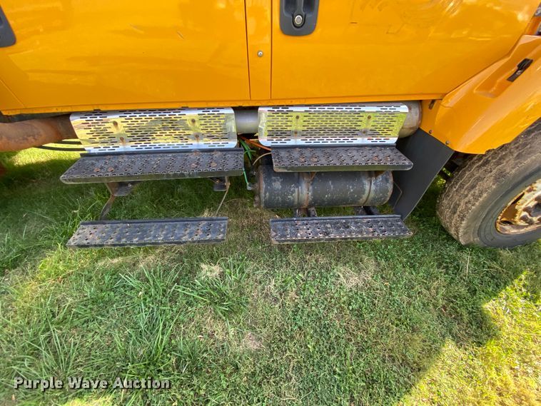 image for item HE9877 2006 International 7400  Crew Cab spreader truck