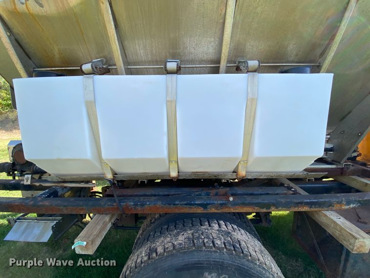 image for item HE9877 2006 International 7400  Crew Cab spreader truck