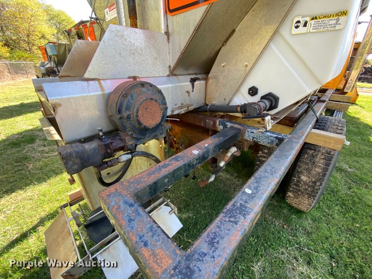 image for item HE9877 2006 International 7400  Crew Cab spreader truck