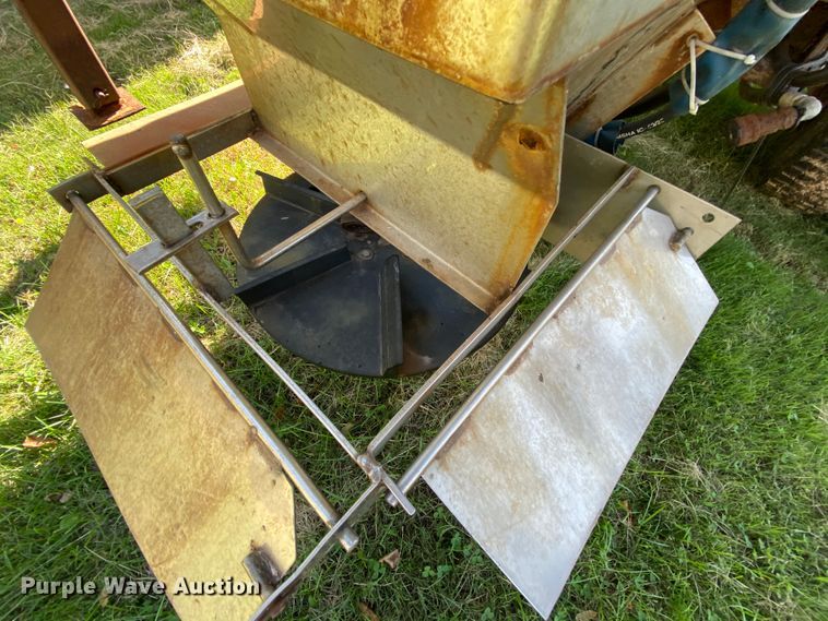 image for item HE9877 2006 International 7400  Crew Cab spreader truck