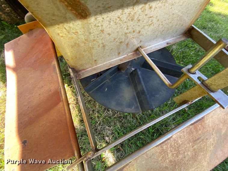 image for item HE9877 2006 International 7400  Crew Cab spreader truck