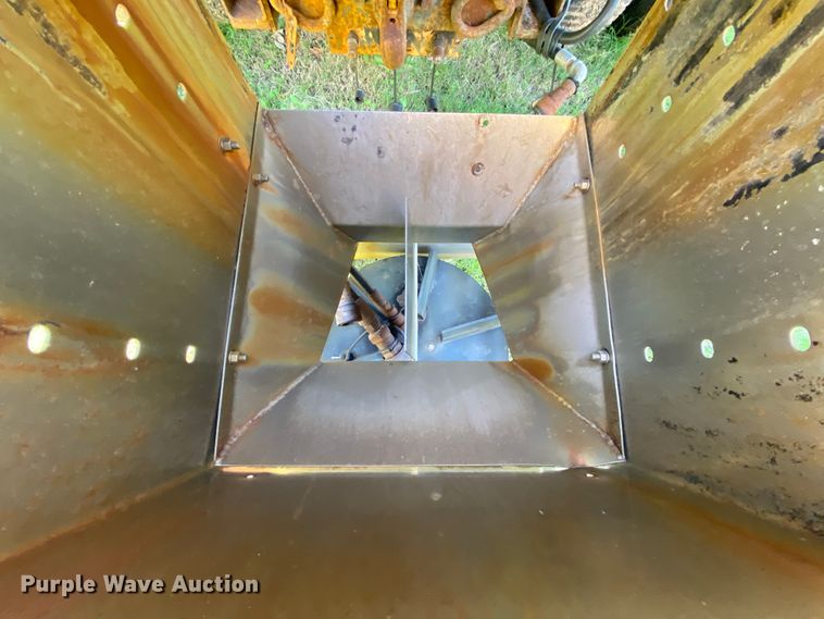 image for item HE9877 2006 International 7400  Crew Cab spreader truck