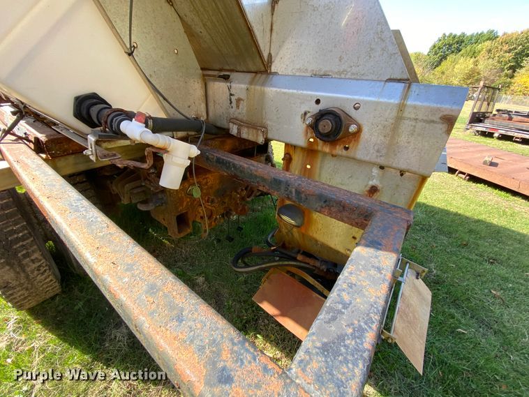 image for item HE9877 2006 International 7400  Crew Cab spreader truck