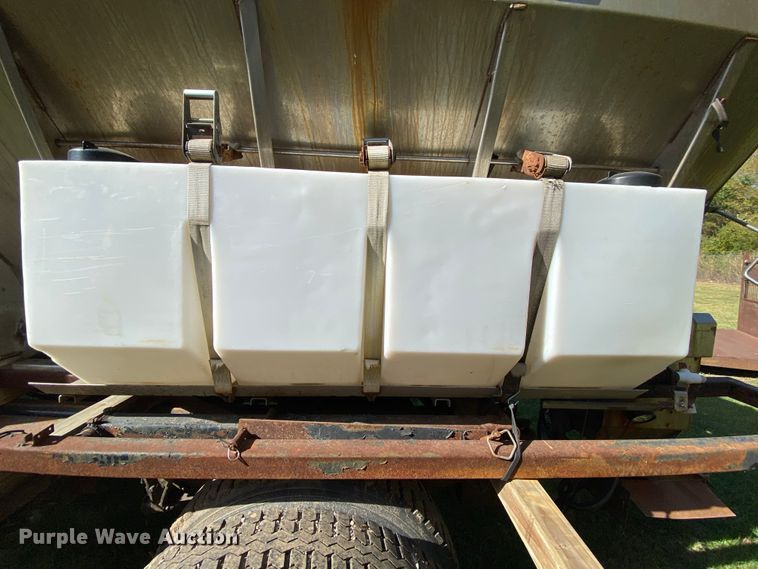 image for item HE9877 2006 International 7400  Crew Cab spreader truck