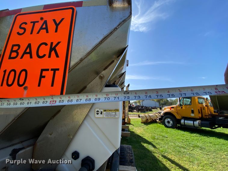 image for item HE9877 2006 International 7400  Crew Cab spreader truck