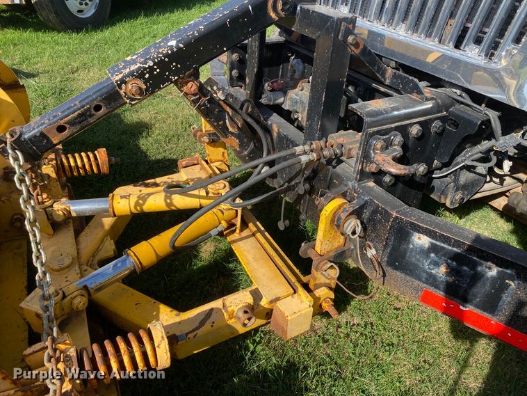 image for item HE9877 2006 International 7400  Crew Cab spreader truck