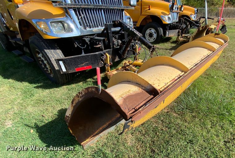 image for item HE9877 2006 International 7400  Crew Cab spreader truck