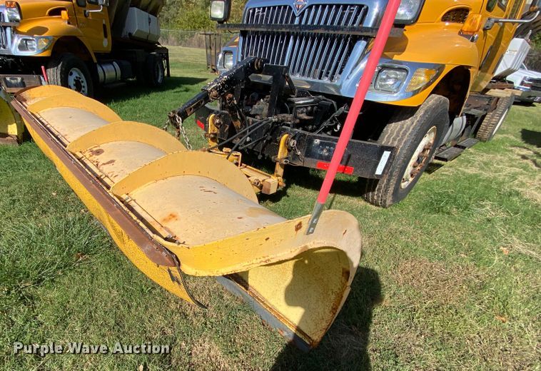 image for item HE9877 2006 International 7400  Crew Cab spreader truck