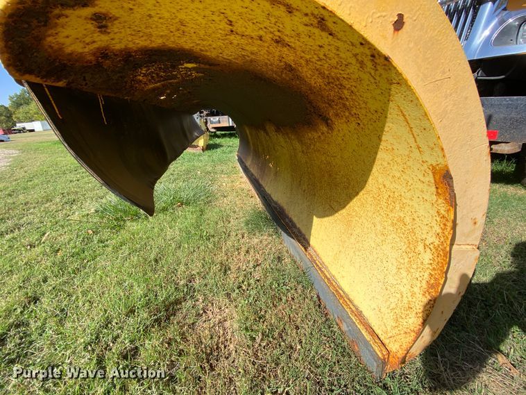 image for item HE9877 2006 International 7400  Crew Cab spreader truck