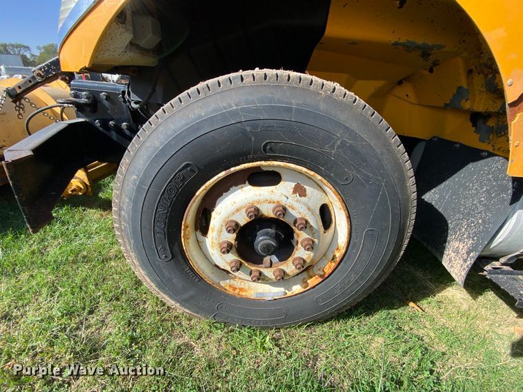 image for item HE9877 2006 International 7400  Crew Cab spreader truck