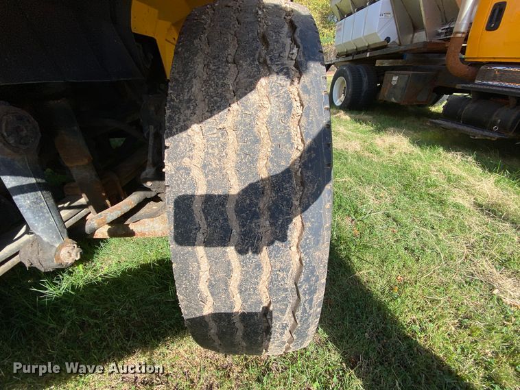 image for item HE9877 2006 International 7400  Crew Cab spreader truck